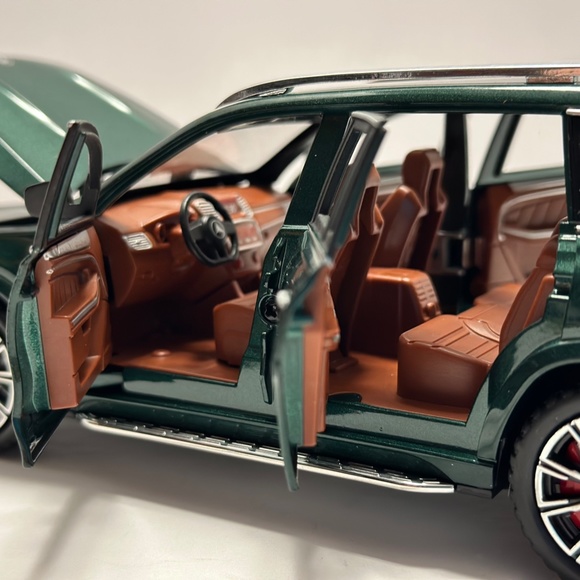 1:24 Mercedes-Benz GLS63 AMG DIECAST with led headlight and taillight Green - Picture 8 of 9